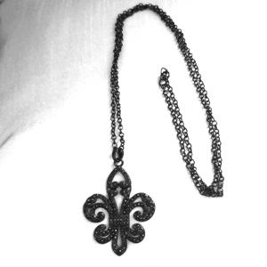 Beautiful 🌸 Fleur de lis long chain